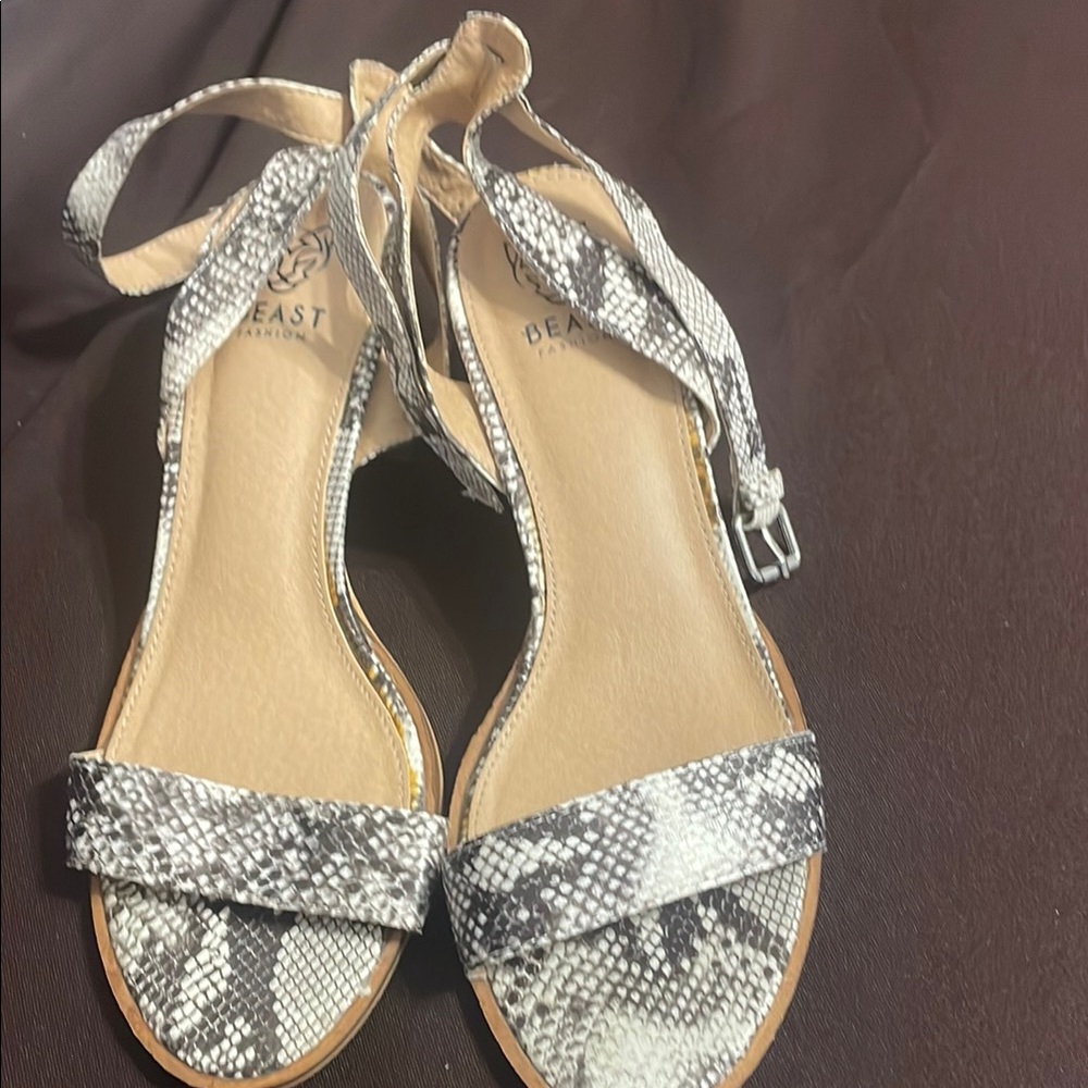 BEAST FASHION Black and White Sandals